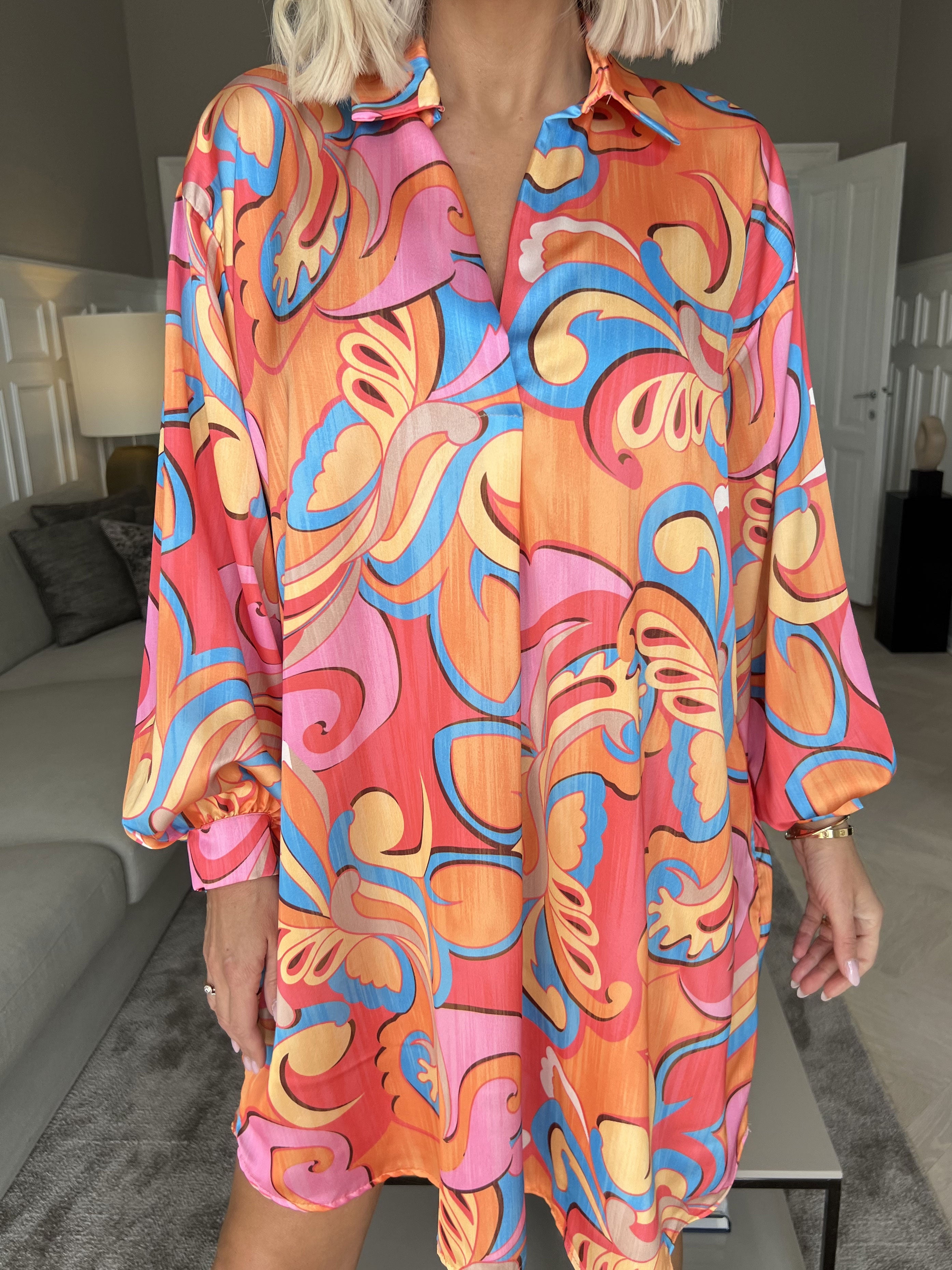 Happy Dress - Flerfärgad skjortklänning i sidenlook